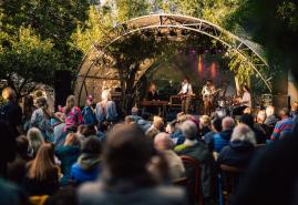  Das Festival-Idyll in Honigsee lädt zum Musik-Sommer 2026