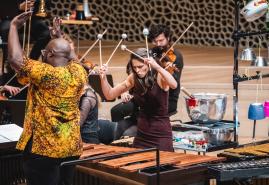 Ein Abend der neuen Klänge: Vivi Vassileva und ensemble reflektor in der Elbphilharmonie
