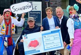 Glaserei Pries spendet 8.000 Euro für Klinikclowns am UKSH