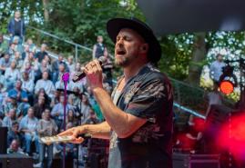 Max Mutzke singt in Kiel für wohnungslose Frauen