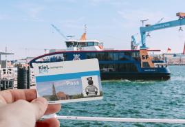 50.000. KielPass im Rathaus-Büro übergeben