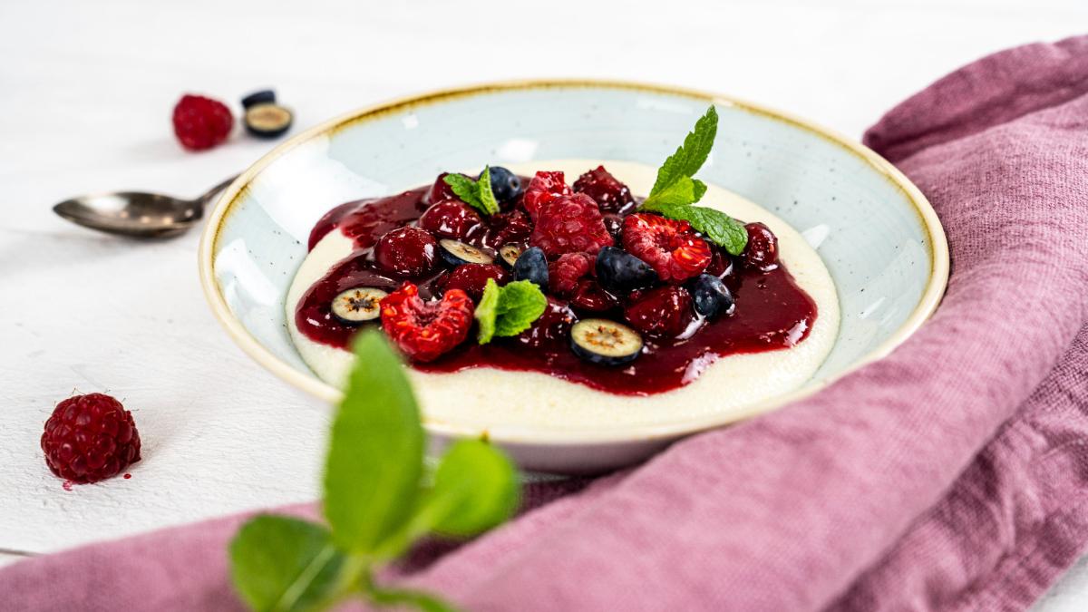 Grießbrei mit Beerengrütze | KIELerleben Grießbrei mit Beerengrütze | KIELerleben
