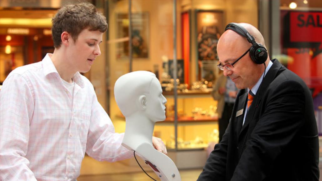 Oberbürgermeister Torsten Albig lässt seinen Hörwert am Stand von Hörgeräte Kersten messen