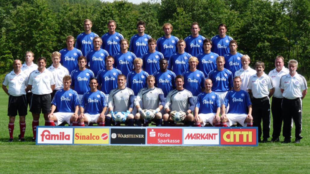 Hintere Reihe (v. li.): Fiete Sykora, Robert Müller, Jan Sandmann, Holger Hasse, Marc Heider und Sven Boy. 
Zweite Reihe stehend: Christian Jürgensen, Peter Schyrba, Marco Stier, Tim Siedschlag, Christopher Lamprecht, Tim Jerat, Florian Ziemer. 
Erste