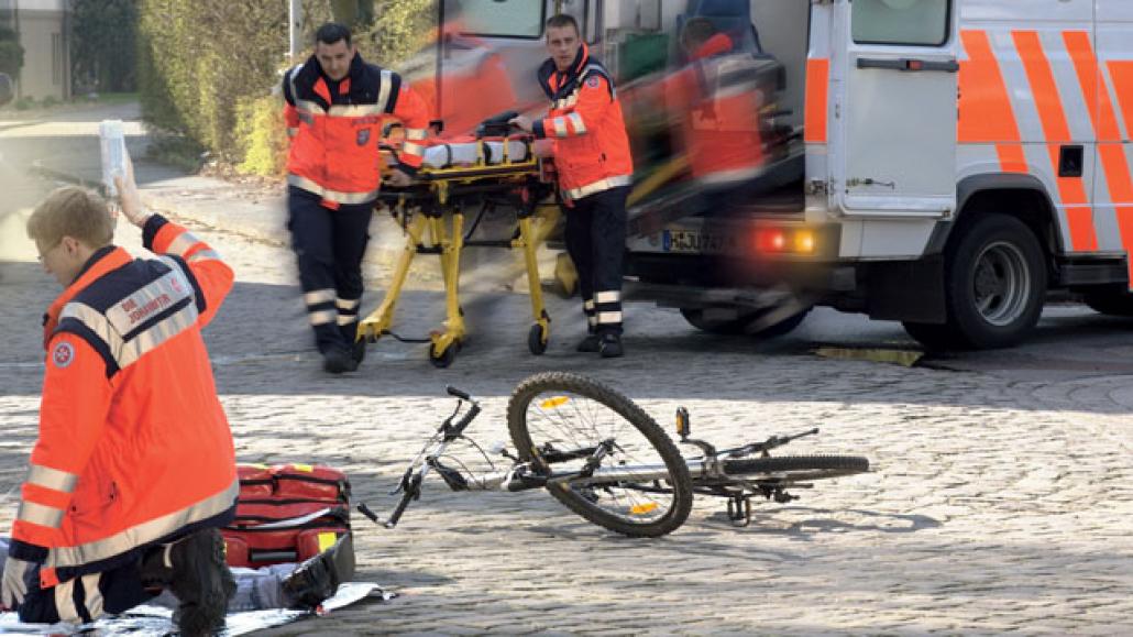 Radfahrer lebensgefährlich verletzt