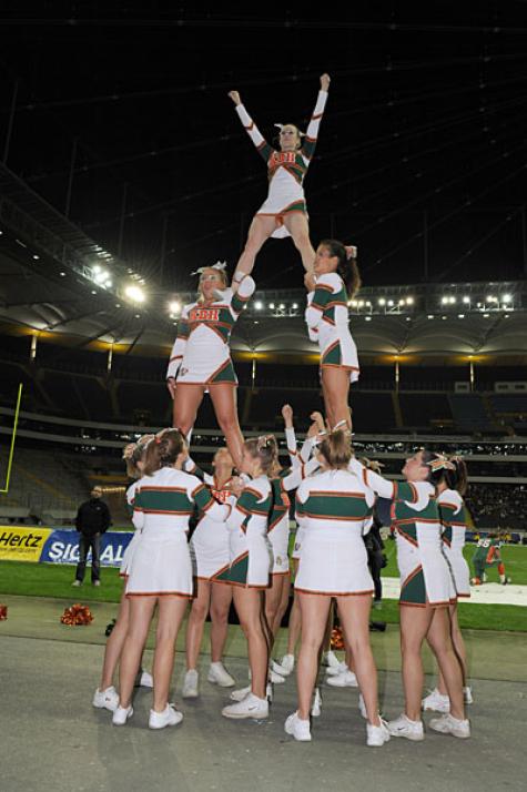 Machten die Frankfurter Arena zum Canes-Heimspiel: die Kieler Cheerleader – Foto: Michael Zelter