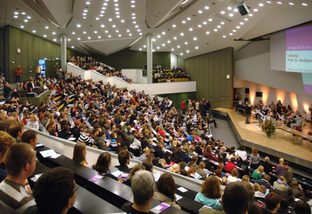 Volles Haus bei der Erstsemesterbegrüßung im Audimax: Über 4.500 neue Studierende starten am kommenden Montag an der CAU