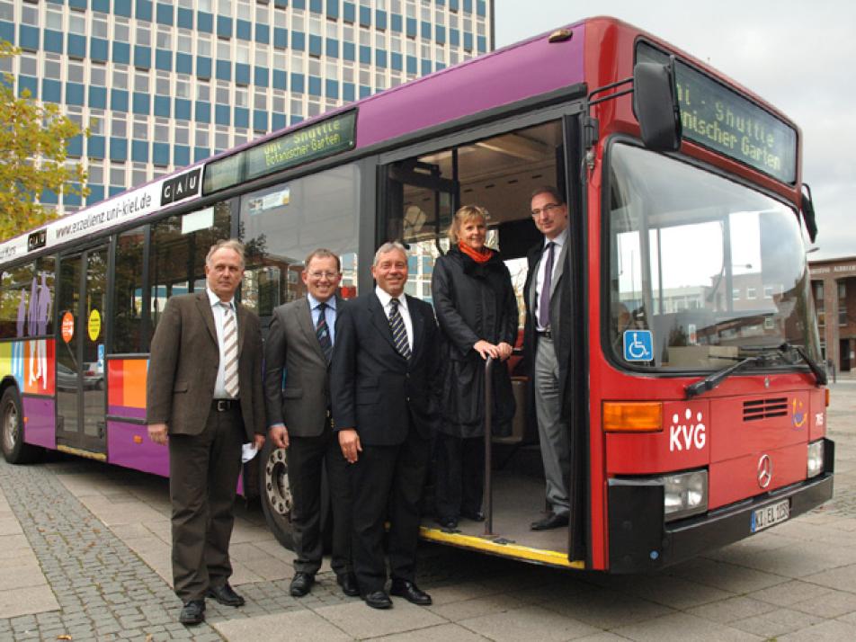 Jungfernfahrt mit dem Uni-Shuttle: Thomas Mau, KVG, die Vizepräsidenten der CAU, Frank Kempken und Thomas Bosch, Bettina Poullain, Landeshauptstadt Kiel, und Oliver Herrmann, Kanzler der CAU.
Copyright: CAU, Foto: Jürgen Haacks