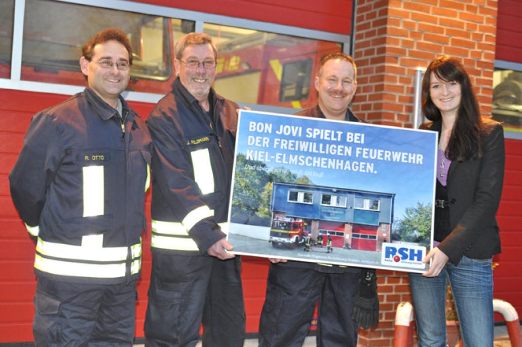 Ortswehrführer Ralf Otto, Oberlöschmeister Jochen Feldmann und Hauptgerätewart Marc-Oliver Kaack präsentieren mit der
R.SH-Marketingverantwortlichen Henriette Hahn ihr Motiv im gerahmten Poster-Format