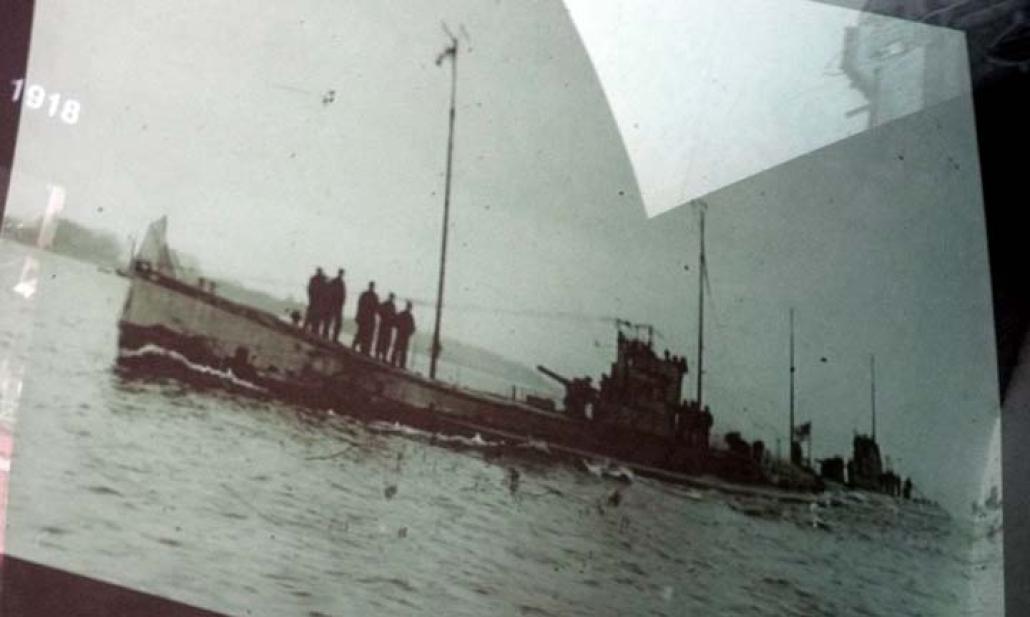 Uboot im ersten Weltkrieg, hier im Rahmen der gleichzeitigen Videoprojektion mehrerer Bilder an die Decke der Bahnhofsnordhalle.