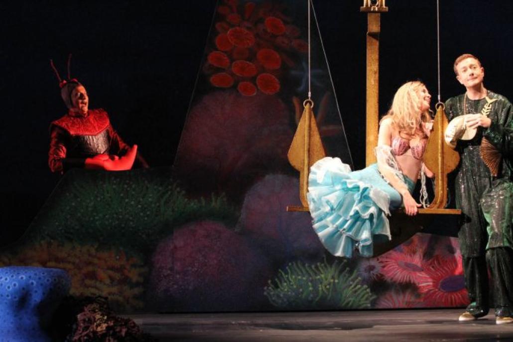 „Die kleine Meerjungfrau“ feiert schillernd-bunte Premiere
