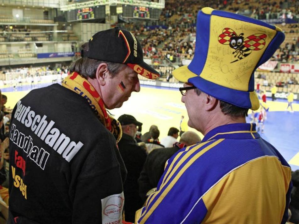 Deutsche und schwedische Fans feiern gemeinsam ein Handballfest in Skandinavien.