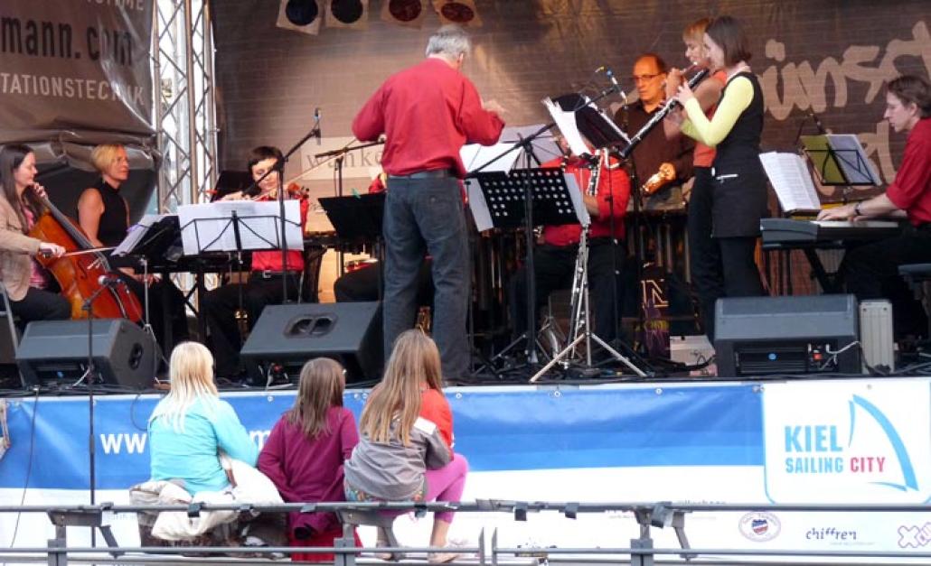 Das Ensemble in process auf der Kieler Bootshafenbühne am 20. August 2011.