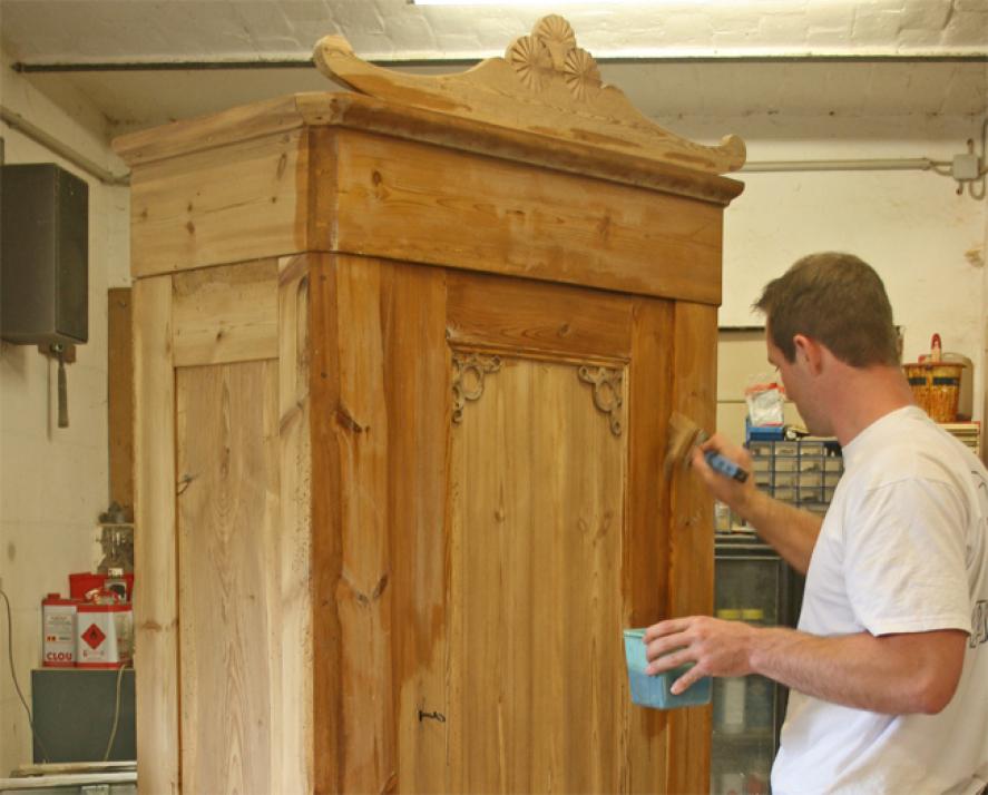Restauration von antiken Möbeln