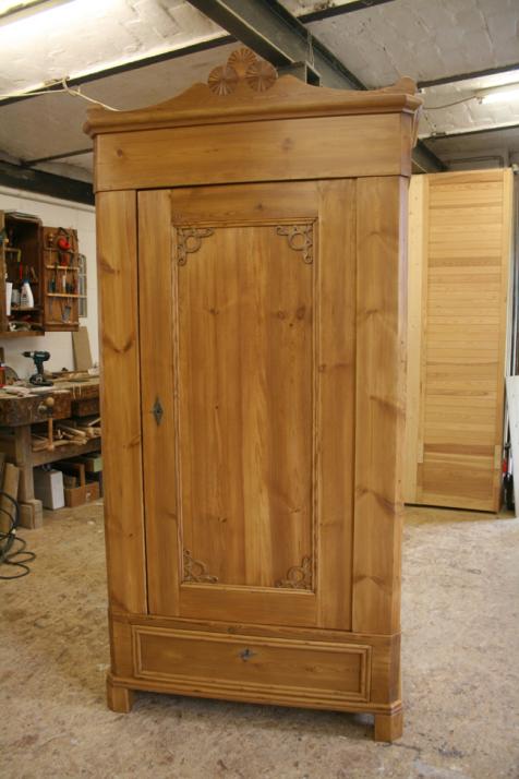 Restauration von antiken Möbeln