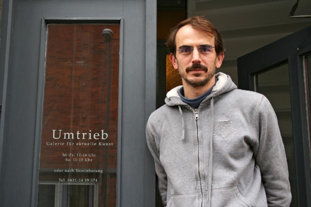 Inhaber Ulrich Horstmann im Eingang der Galerie