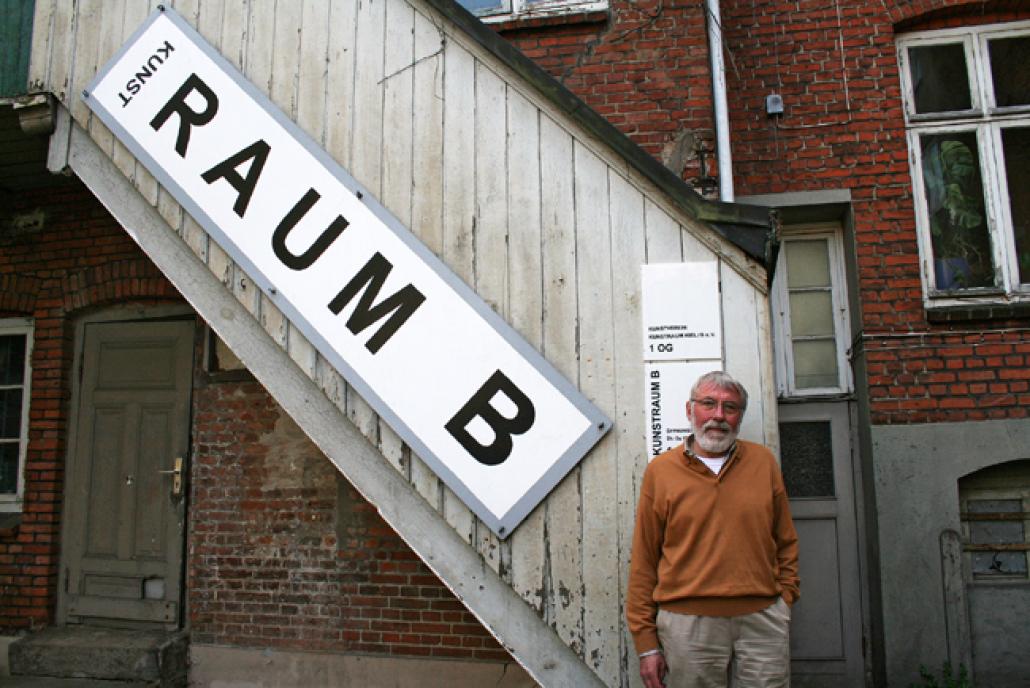 Kassenwart Uwe Petersen vor dem Eingang der Galerie