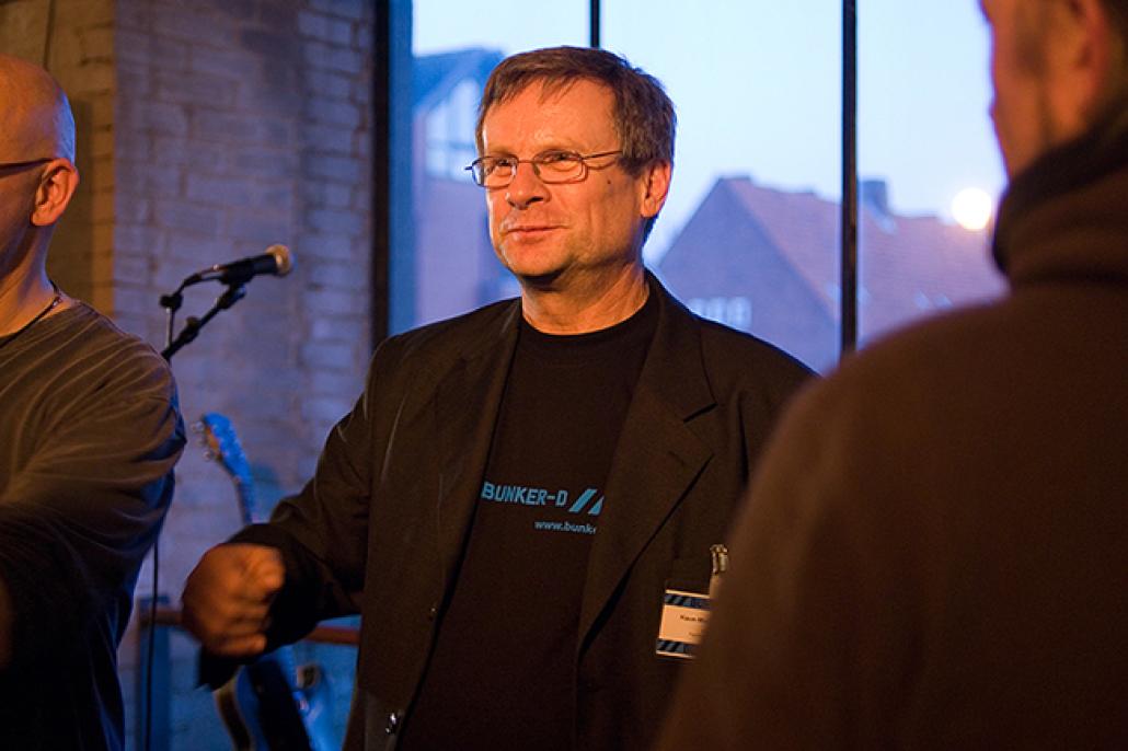 Klaus-Michael Heinze während einer Vernissage, Foto: Kaja Grope