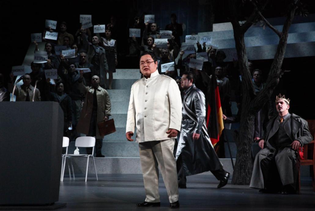  Sung-Kyu Park (Lohengrin), Tomohiro Takada (Heerrufer), Petros Magoulas (Heinrich) und Chor. Foto: Olaf Struck