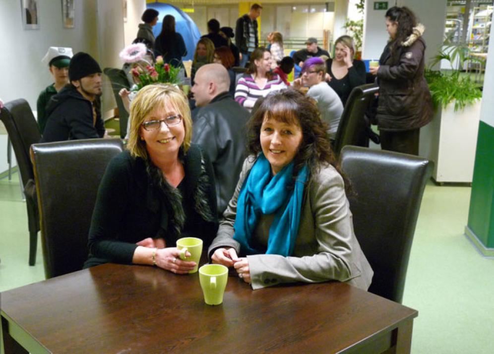 Brachten und bringen in das Mehrgenerationenhaus Vinetazentrum Leben: Barbara Römer und Ulrike Pirwitz (v. li.)