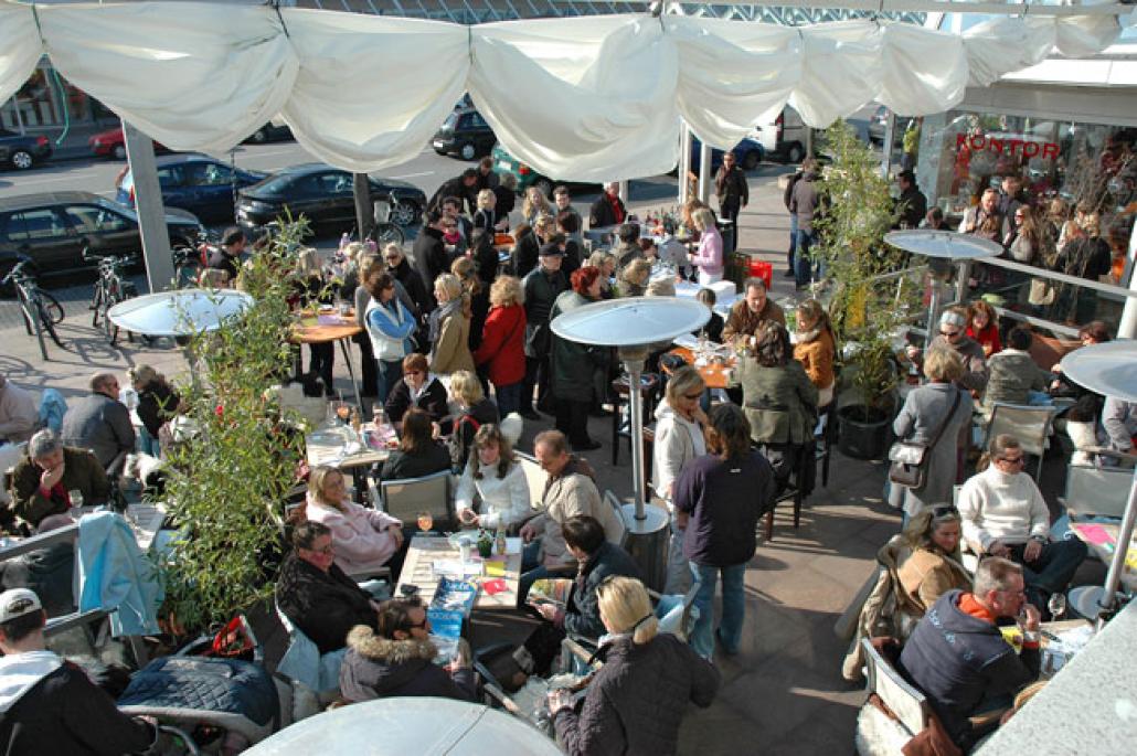 Prickelnde Unterhaltung auf der Piazza