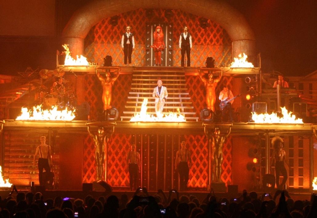 DJ BoBo brennt Feuerwerk ab