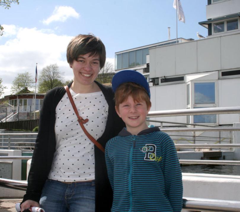 „Balu“ Johanna und „Mogli“ Alexander beim Besuch der Seehundfütterung