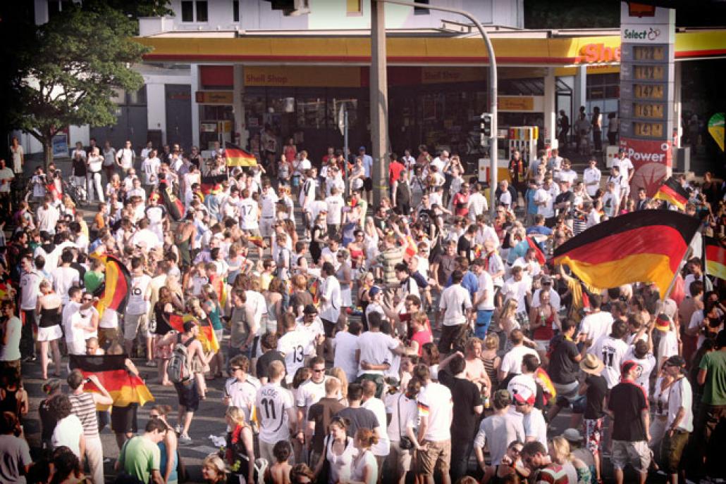 Wo sonst Autos fahren, feierten nach Spielen der DFB-Elf Hunderte Fußball-Fans