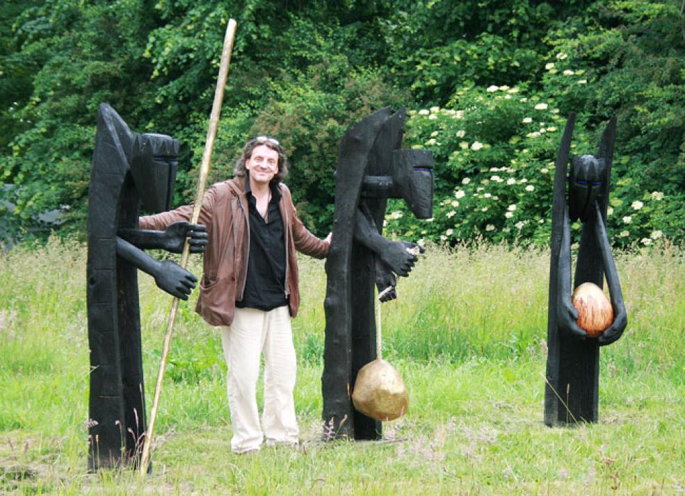 Galerist Wolf Zepfel mit den Wächtern von Duwentester am Eingang des Skulpturenweges