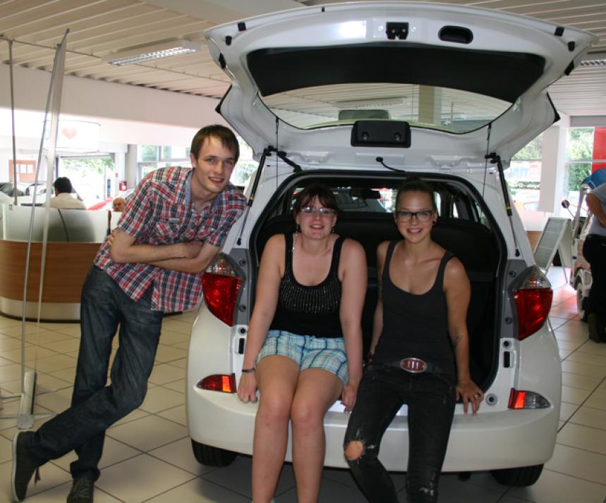 Sängerin Stefanie Heinzmann (re.) mit den Toyota-Hybrid-Promi-Taxi-Gewinnern Lisa Galitz und Marc Denkena