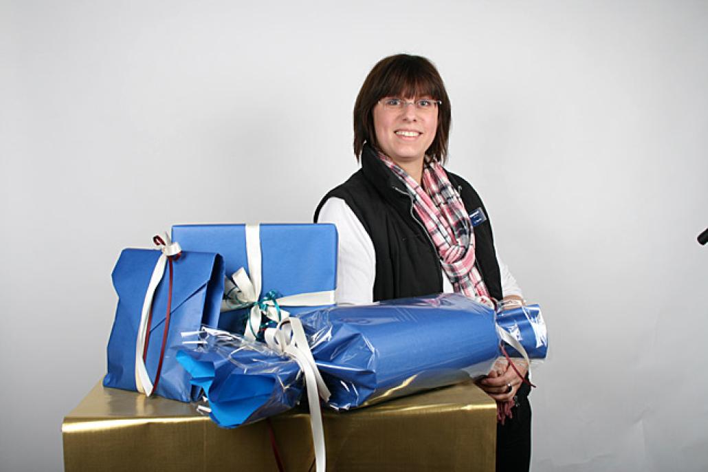 KARSTADT-Schauwerbegestalterin Kathrin Reschke hat für KIELerLEBEN Geschenke kreativ verpackt