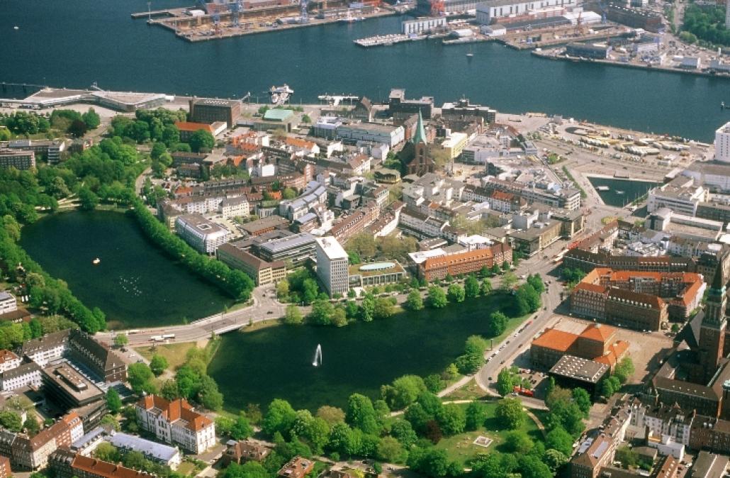 Den Kern Kiels bauten unsere Vorfahren auf eine Insel. Jetzt soll ab etwa 2016 auch zwischen Kleinem Kiel und Bootshafen wieder Wasser schwappen.