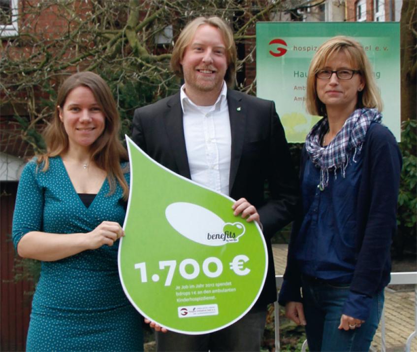 Spendenübergabe. Caroline Blümer (Koordinatorin des Ambulanten Kinder- und Jugendhospizdienstes Kiel), Dennis Grau (geschäftsführender Gesellschafter bdrops GmbH), Andrea Thomas (Beratung bdrops GmbH), v.l.n.r.