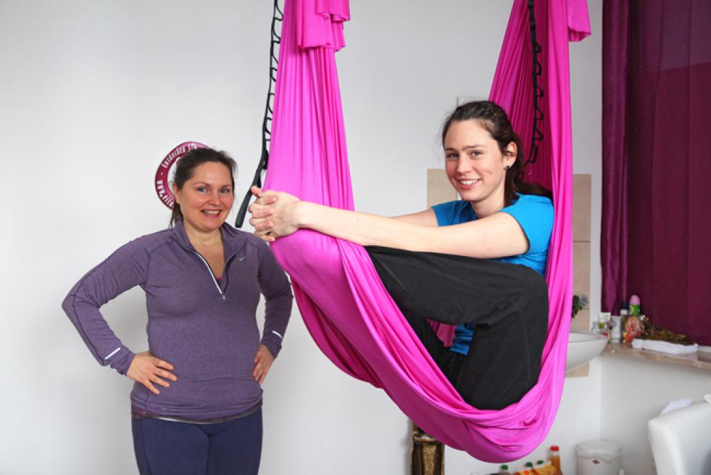 Chefredakteurin Kerstin Klostermann beim Aerial Yoga