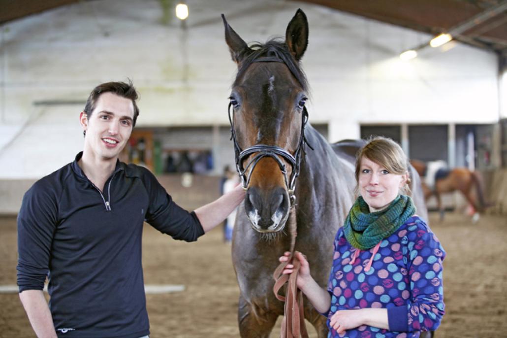 Trainerin Franca Reinfeld und Redakteur Thore Albertsen mit Pferd Knut