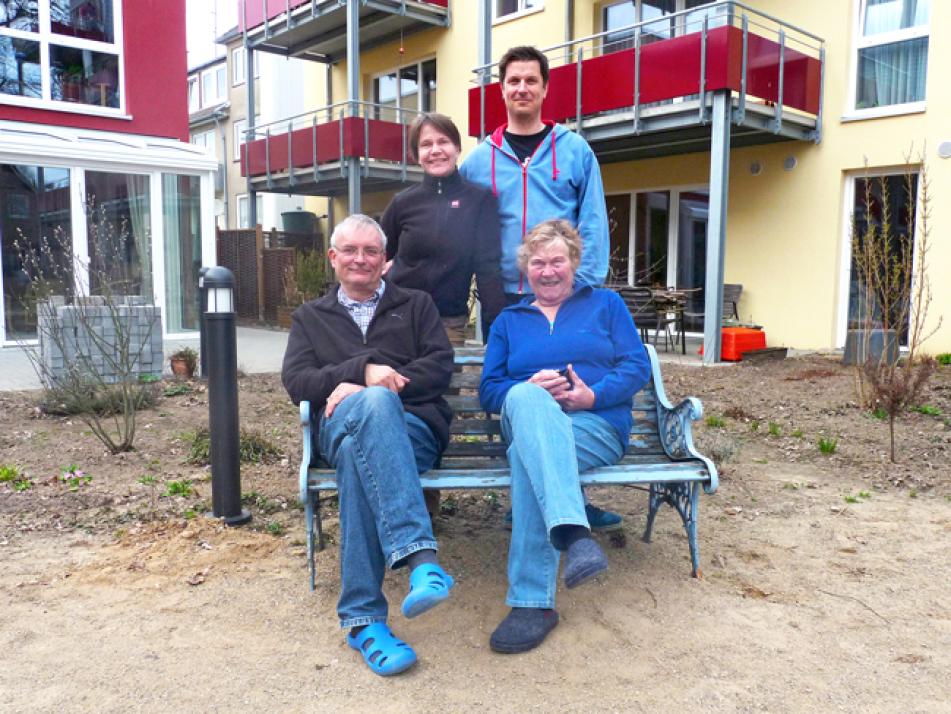 Fühlen sich wohl im Wohnprojekt: Julika und Thorsten Puhl (hinten), Dieter Böttcher und Wera Bromann