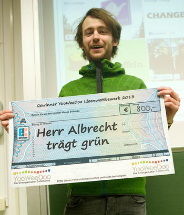 Herr Albrecht trägt grün