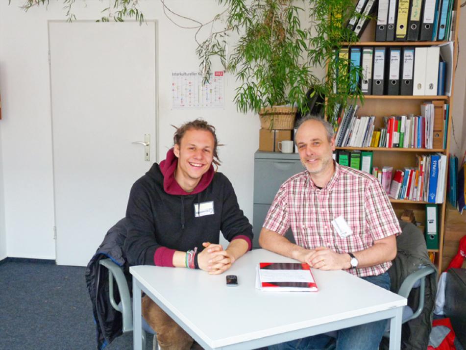 Sebastian Wermke und Thomas Schroeter (v. li.) vermitteln medizinische Hilfe für Menschen ohne Papiere