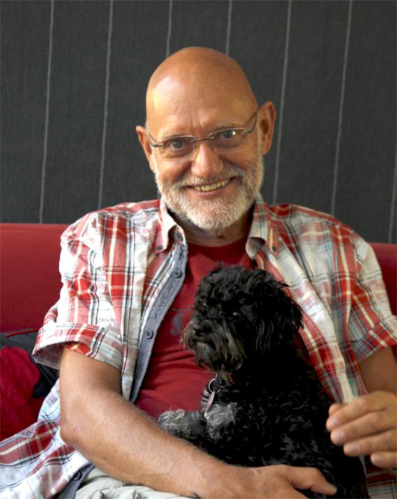 Tadeusz Galia, 64 Jahre, Schauspieler und Künstlerischer Leiter des -polnischen theaters kiel- mit seinem Hund Mephisto