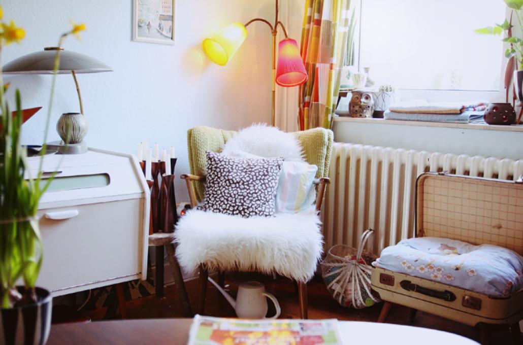 Das gemütliche Wohnzimmer lädt zum Verweilen ein; Fotos: Merle Primke