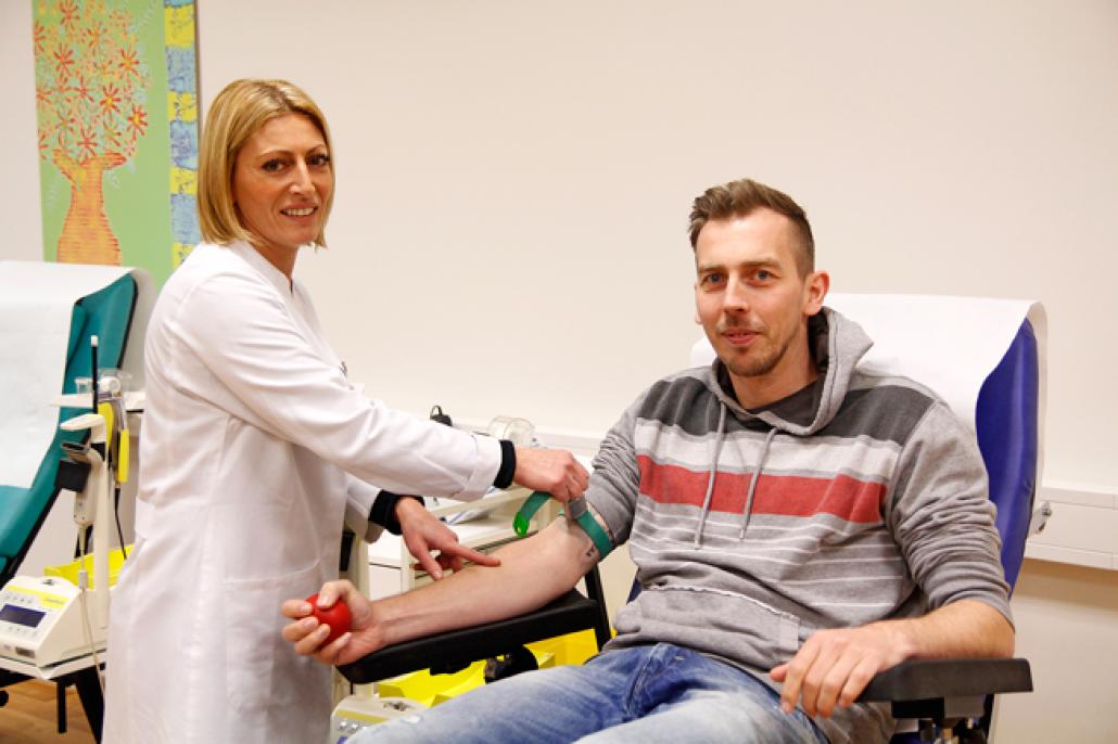 Elif Yagmur bereitet Patrik Borger auf die Blutabnahme vor
