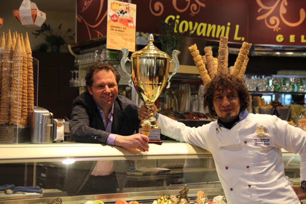 Geschäftsführer Peter Zantopp mit Eisweltmeister Giovanni Lasagna (v. li)