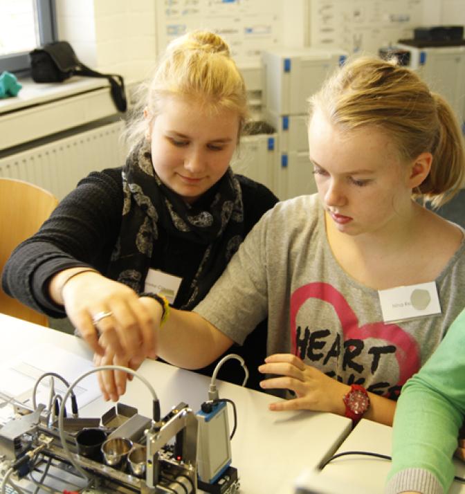 Frederike und Nina (v. l.) interessieren sich für Technik