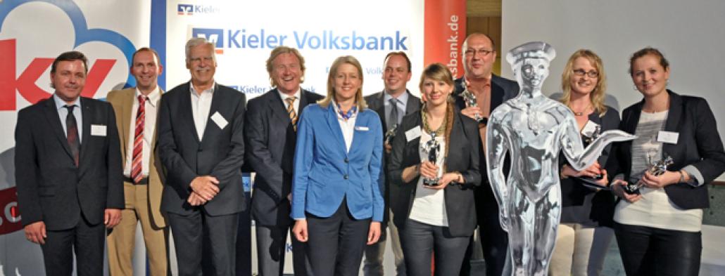 Laudatoren und Gewinner (v.li.): Rolf Gradert: Anzeigenverkaufsleiter Kieler Nachrichten, Johannes Hesse: Geschäftsbereichsleiter Stadt- und Citymanagement Kiel-Marketing e.V., Udo Wohlers: Regionsleiter Nordwest sky-Verbrauchermärkte, Uwe Wanger: Gesch