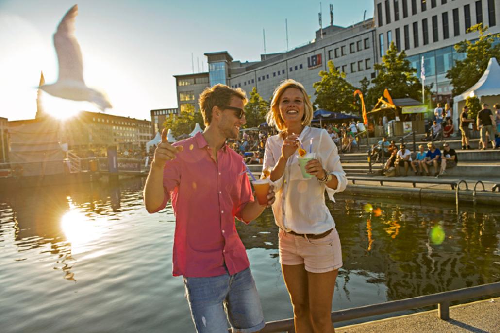 Heiße Rhythmen und coole Drinks sind beim Bootshafensommer in Kiel garantiert; Foto: Jens König