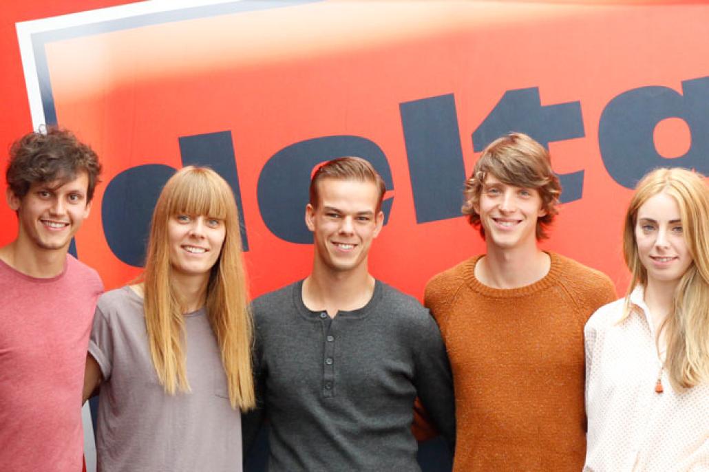 Foto: Jakob, Sophia, Ole und Isa (v. li.) von Tonbandgerät mit Redakteur Jan Lohmann (Mitte)