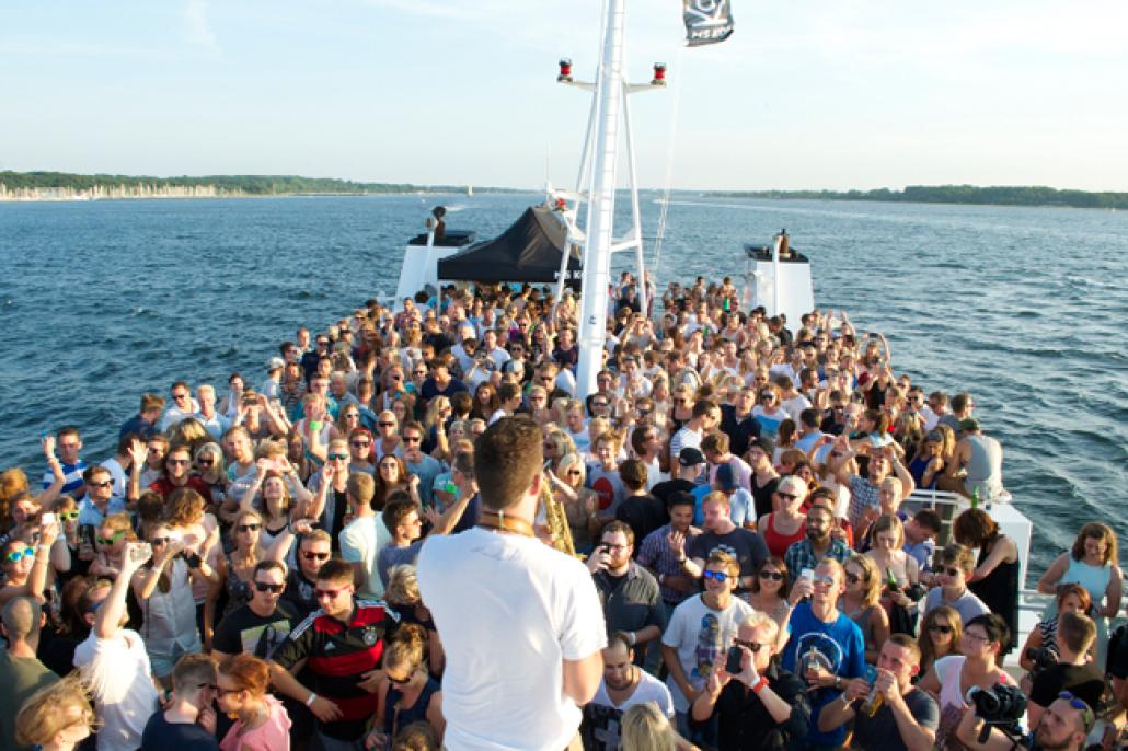 Partyspaß mit Live-Musik von Saxophonist Ben Rodenburg ist am 2. Oktober auf der MS KOI garantiert