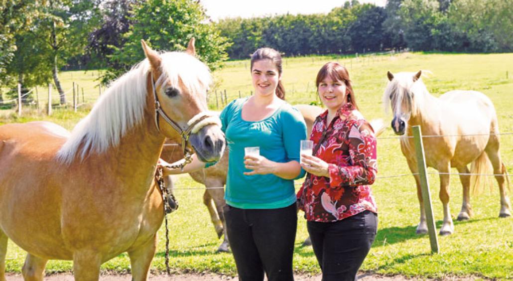 Annegret Seraphin mit ihrer Tochter Eva Maria und Haflinger-Stute Almtänzerin (v. re.)