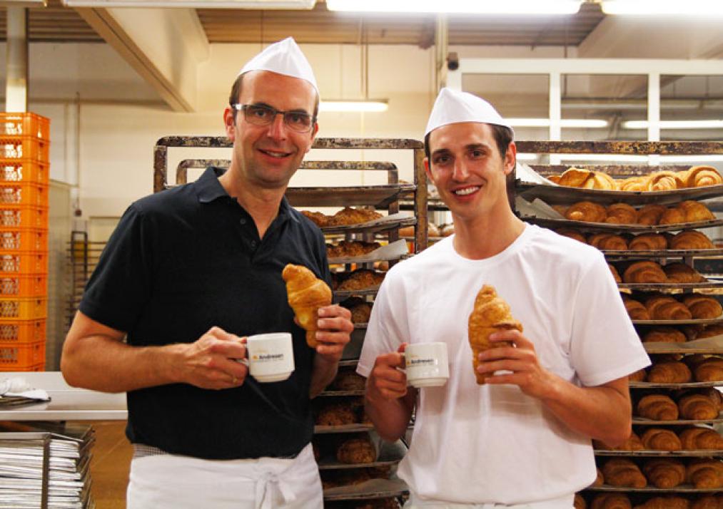 Bäckermeister Stefan Andresen mit Redakteur Thore Albertsen (v. li.)