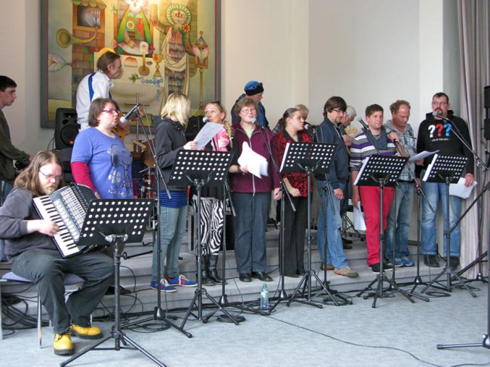 Die brennenden Herzen und Godewind bei den Proben für musik in uns